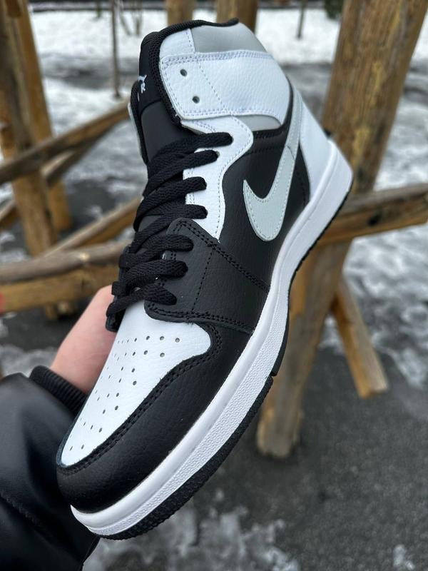 Nike Air Jordan 1 Mid "White/Black/Light Smoke Grey"