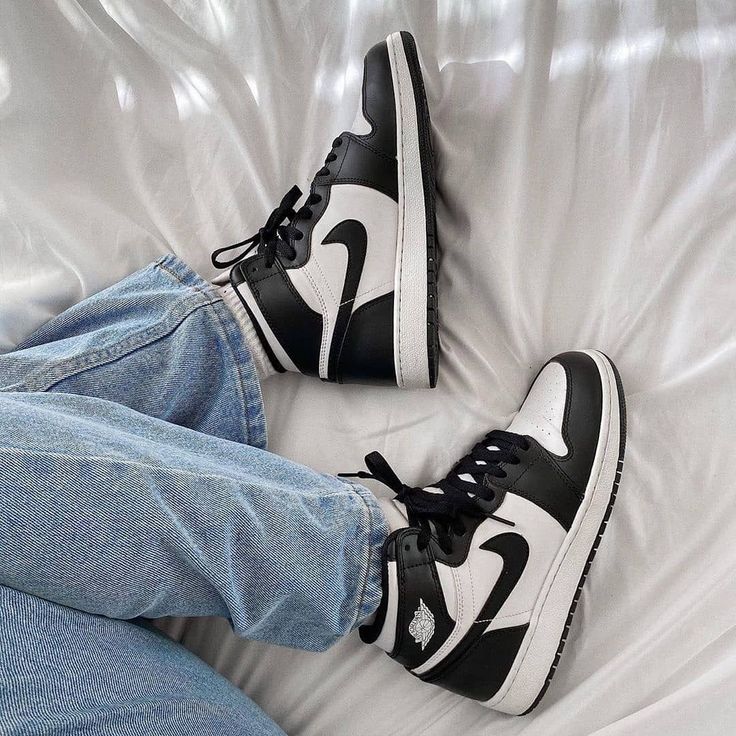 Nike Air Jordan 1 Mid "Panda Black/White"