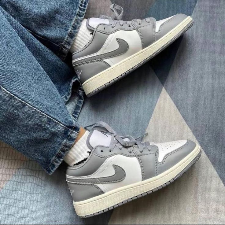 Nike Air Jordan 1 Low "Light Smoke Grey/White
