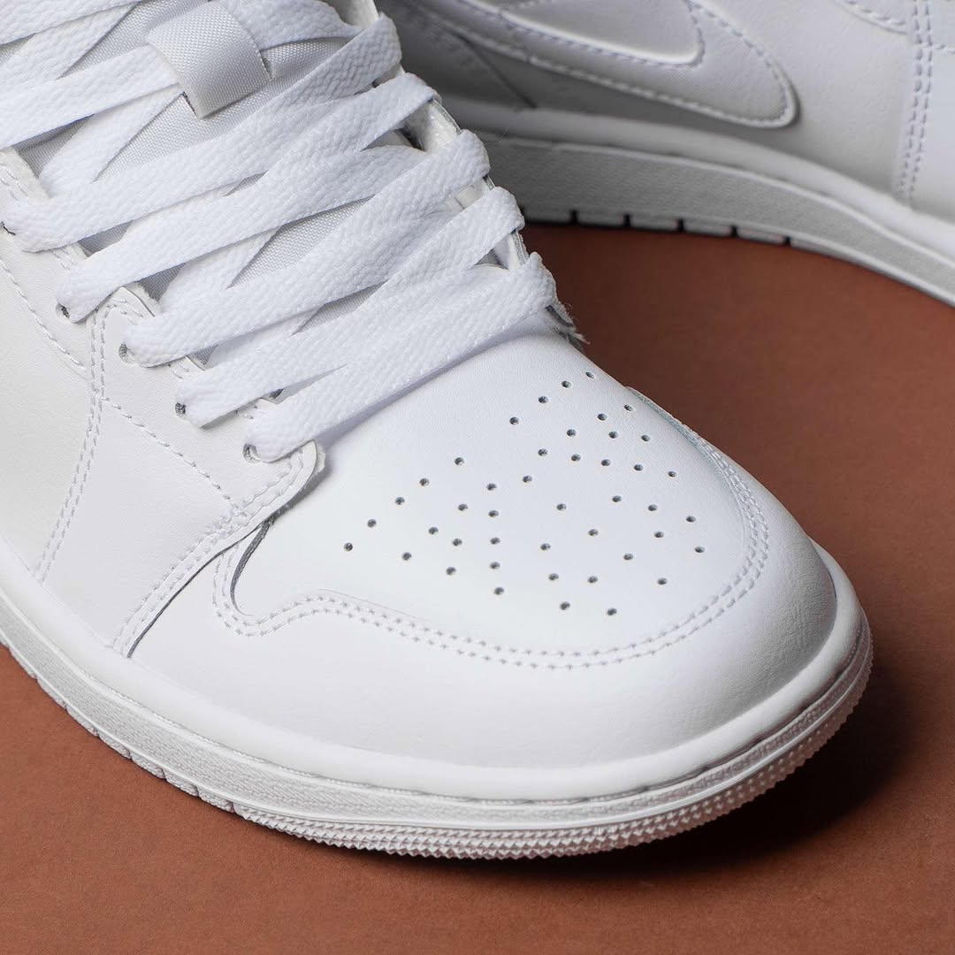 Nike Air Jordan 1 Mid "Triple White"