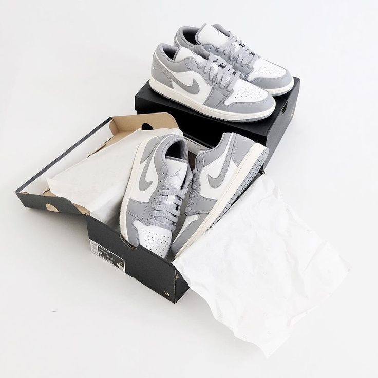Nike Air Jordan 1 Low "Light Smoke Grey/White